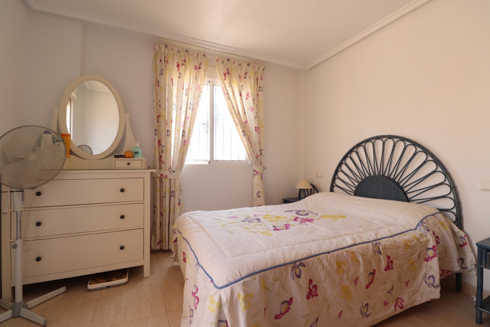 Villa cuádruple de 3 dormitorios y 1 baño con piscina comunitaria