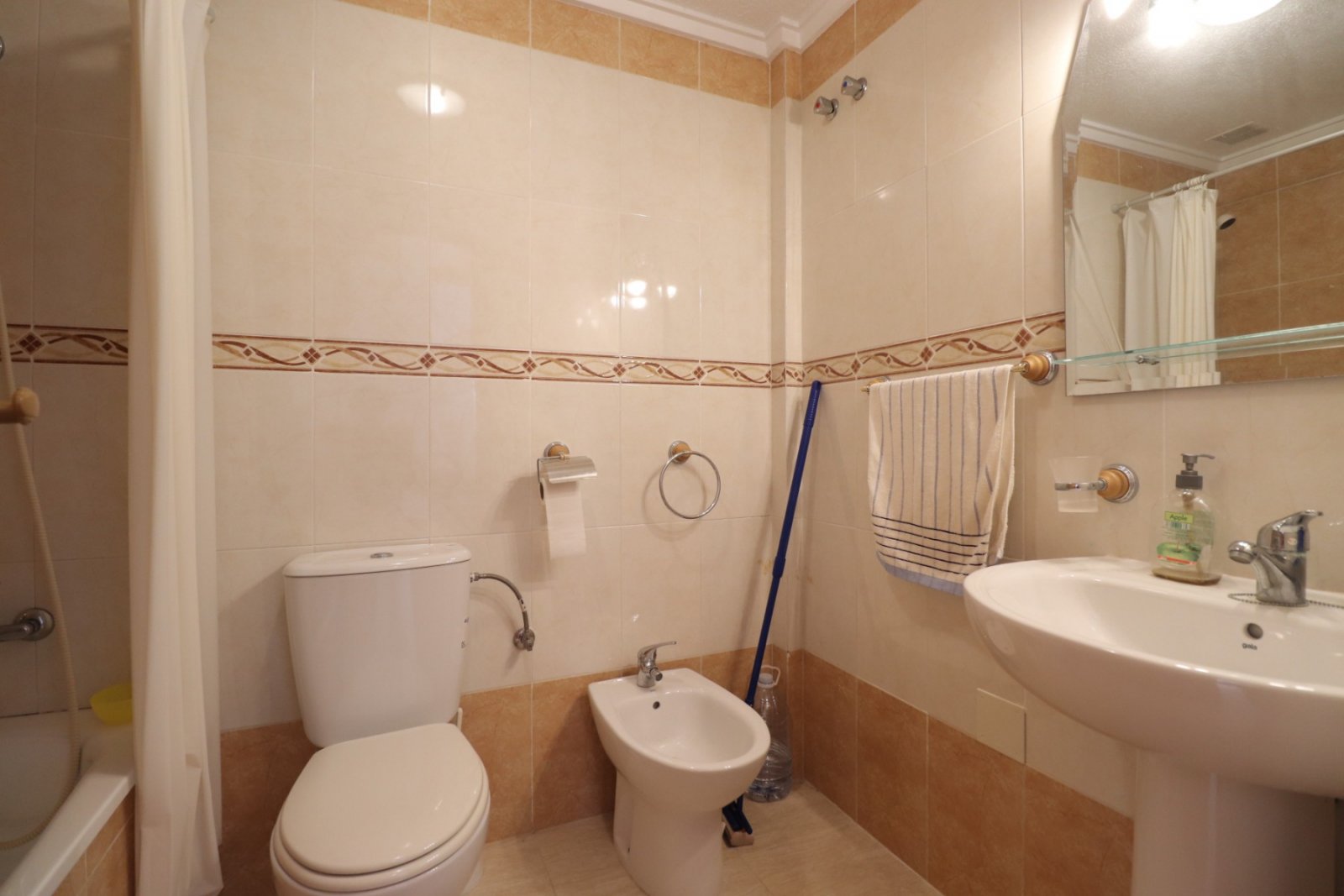Villa cuádruple de 3 dormitorios y 1 baño con piscina comunitaria