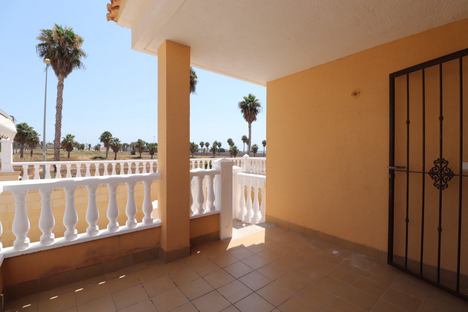 Villa cuádruple de 3 dormitorios y 1 baño con piscina comunitaria