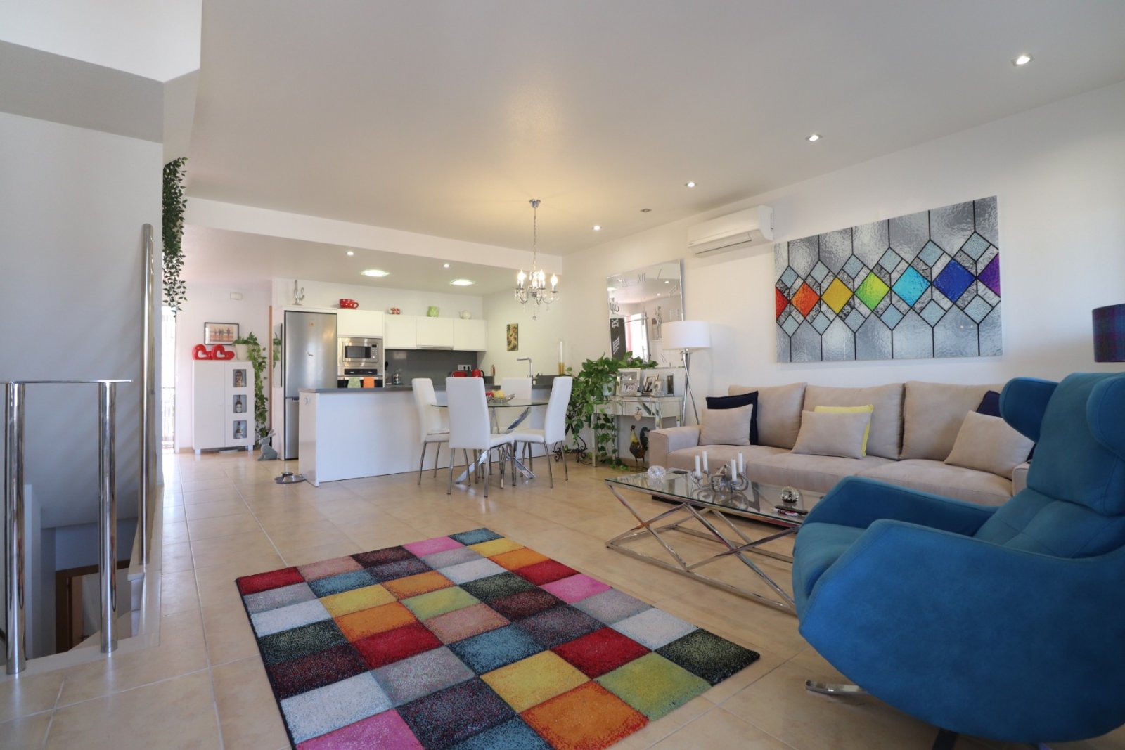 Casa adosada en esquina con 3 dormitorios, 2 baños, garaje y piscina comunitaria