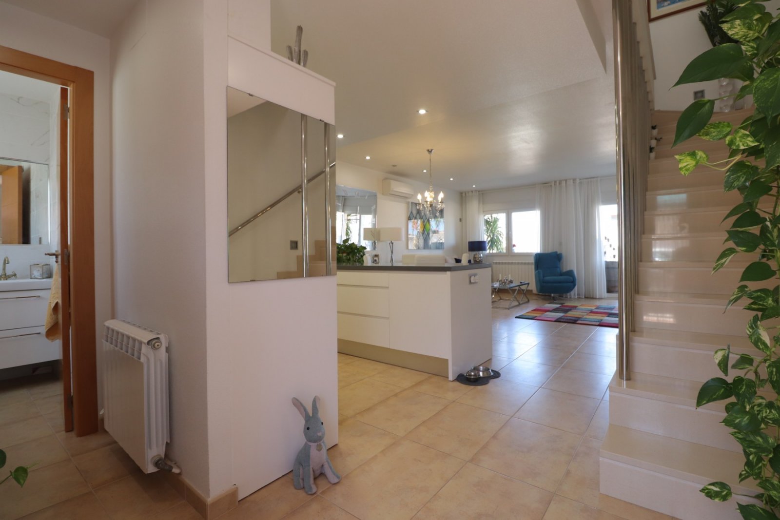 Casa adosada en esquina con 3 dormitorios, 2 baños, garaje y piscina comunitaria