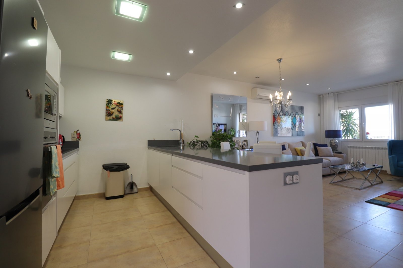 Casa adosada en esquina con 3 dormitorios, 2 baños, garaje y piscina comunitaria