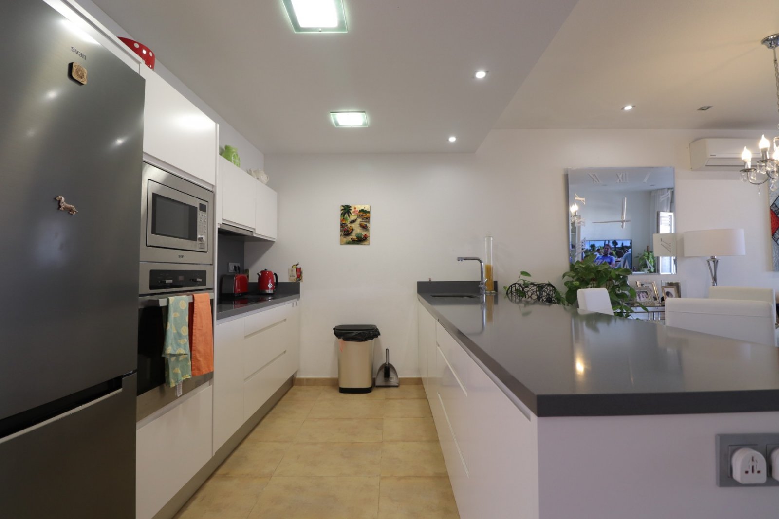 Casa adosada en esquina con 3 dormitorios, 2 baños, garaje y piscina comunitaria