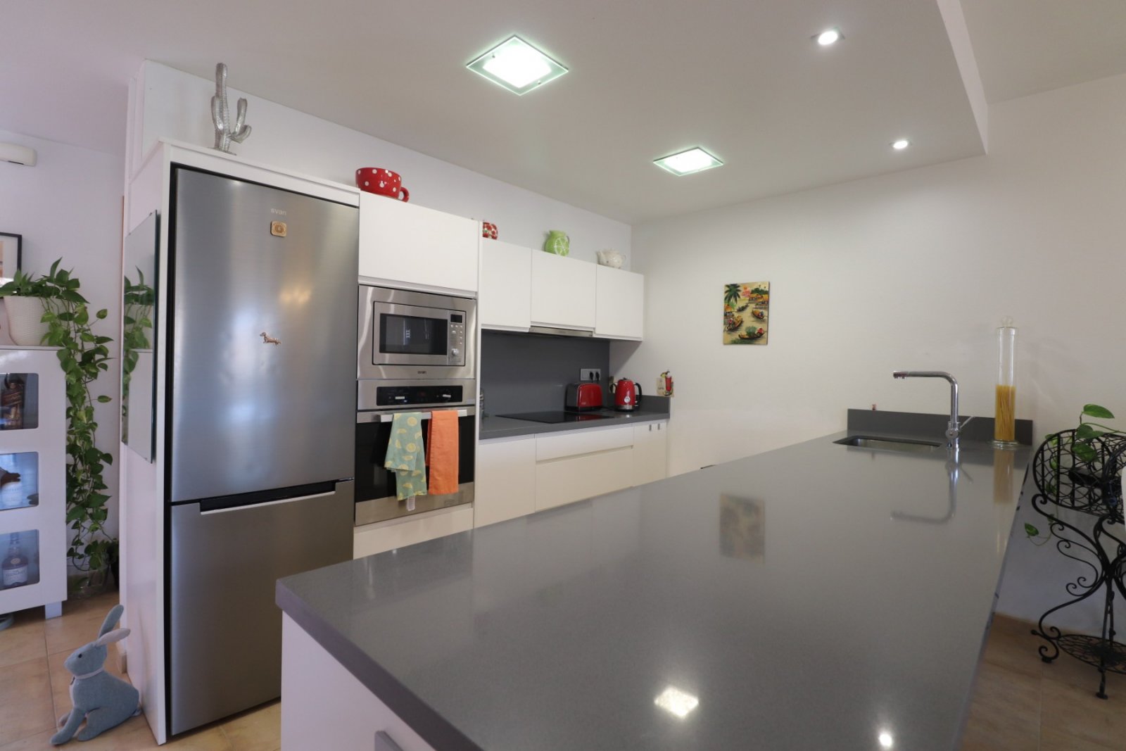 Casa adosada en esquina con 3 dormitorios, 2 baños, garaje y piscina comunitaria