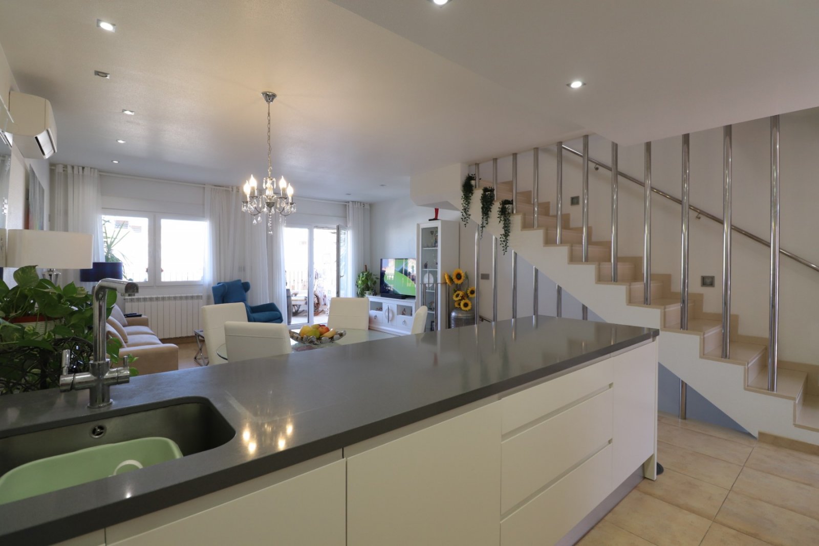 Casa adosada en esquina con 3 dormitorios, 2 baños, garaje y piscina comunitaria