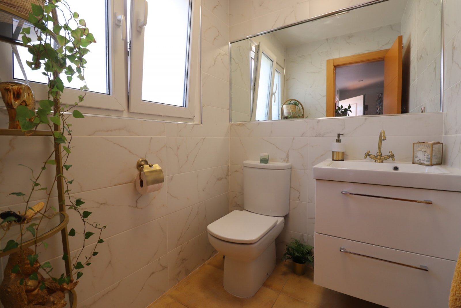 Casa adosada en esquina con 3 dormitorios, 2 baños, garaje y piscina comunitaria