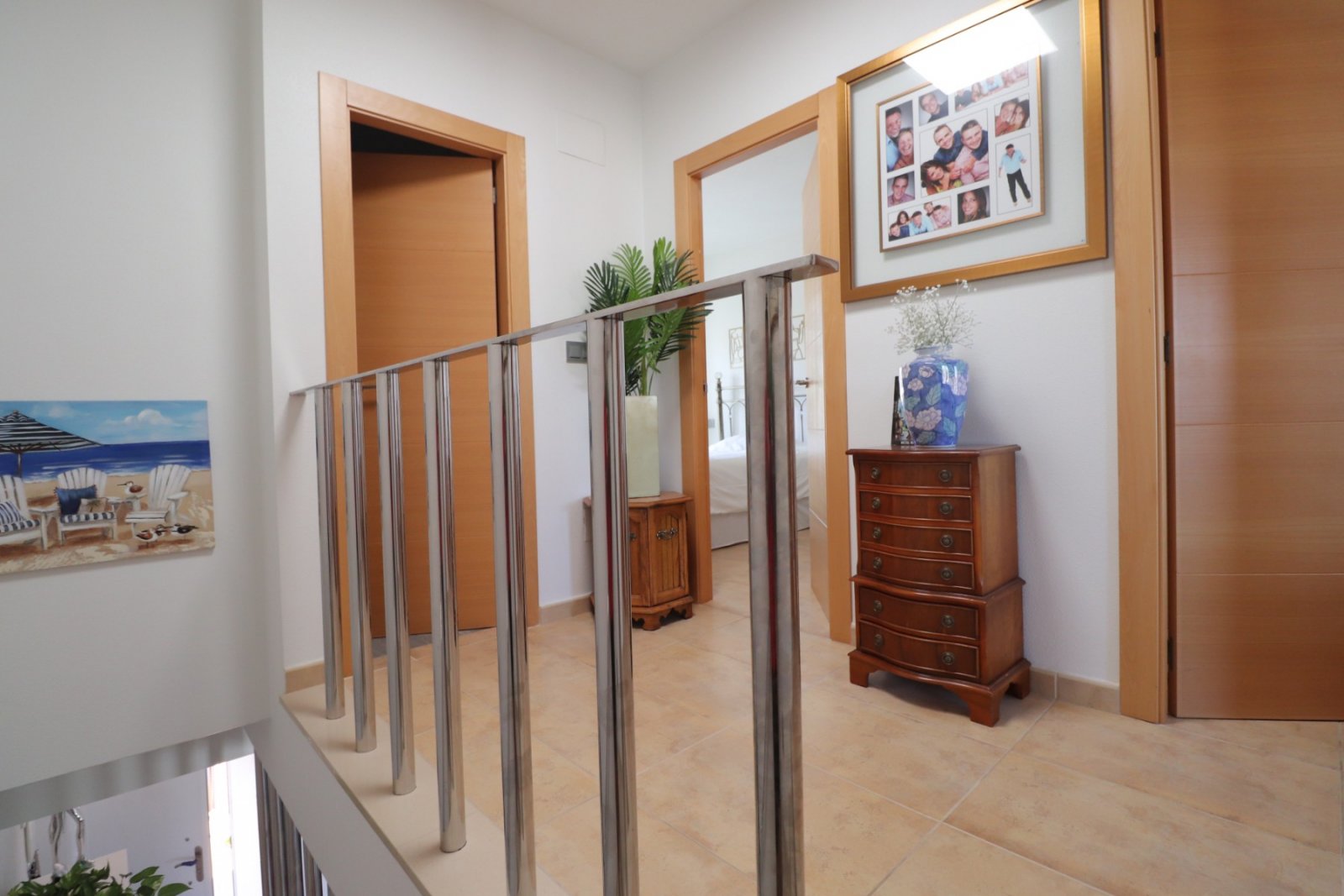 Casa adosada en esquina con 3 dormitorios, 2 baños, garaje y piscina comunitaria