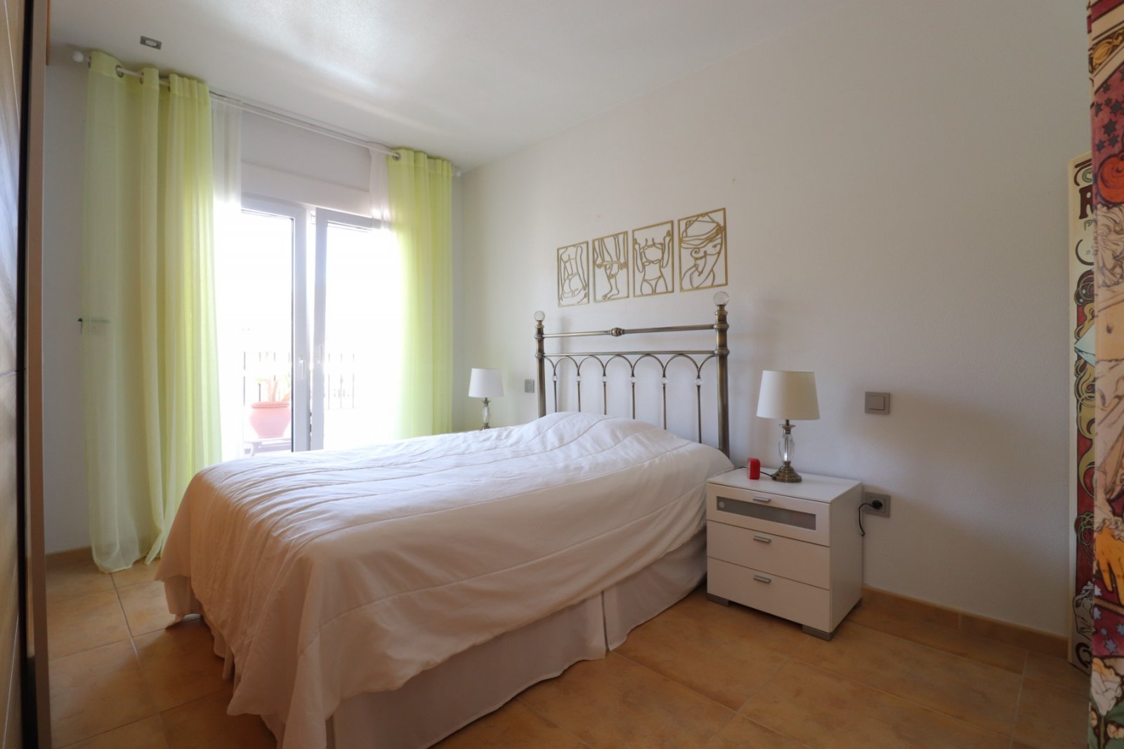 Casa adosada en esquina con 3 dormitorios, 2 baños, garaje y piscina comunitaria