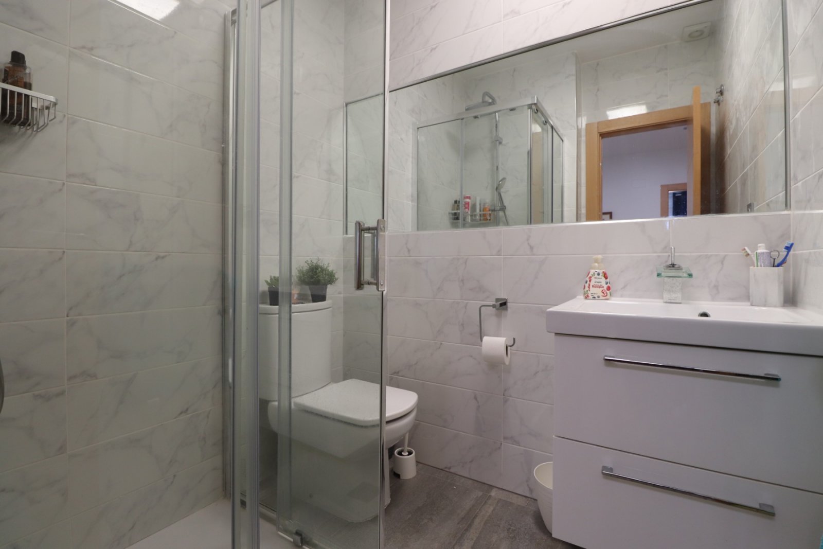 Casa adosada en esquina con 3 dormitorios, 2 baños, garaje y piscina comunitaria