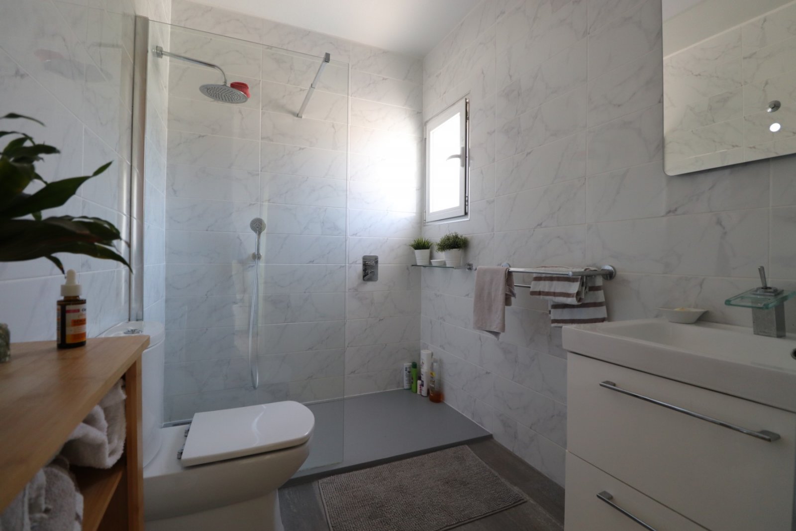 Casa adosada en esquina con 3 dormitorios, 2 baños, garaje y piscina comunitaria