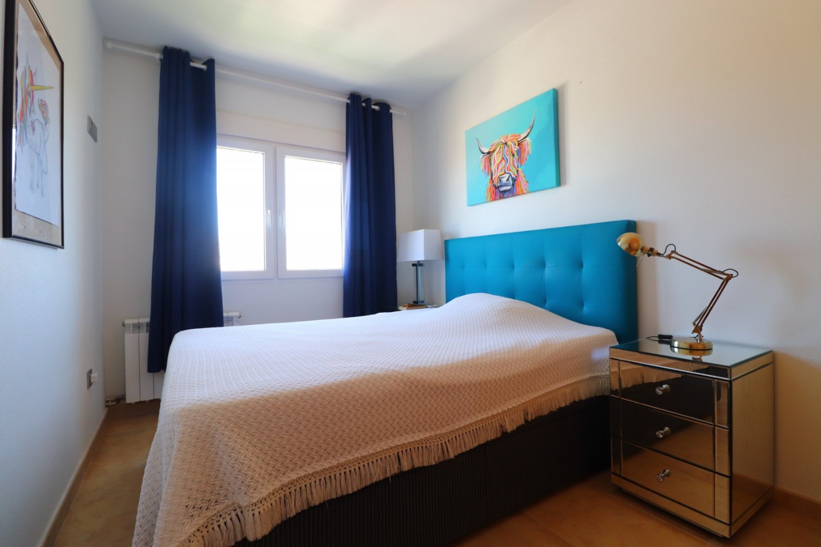 Casa adosada en esquina con 3 dormitorios, 2 baños, garaje y piscina comunitaria