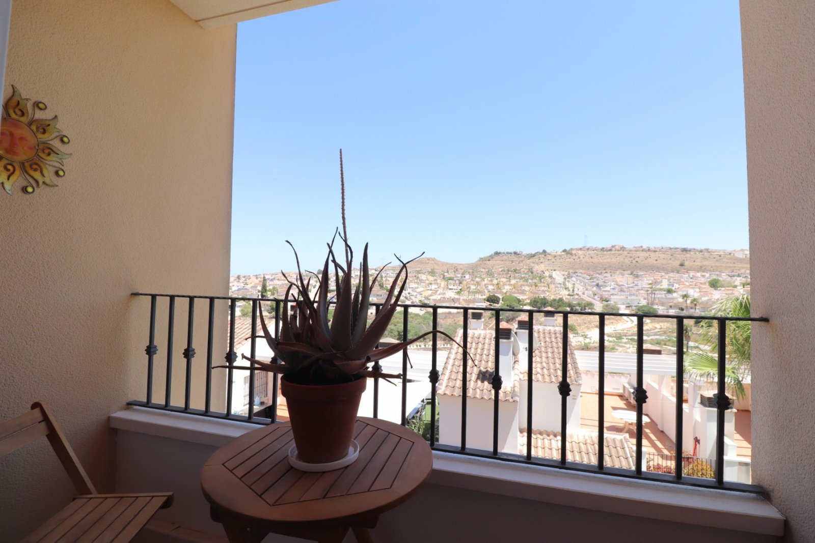 Casa adosada en esquina con 3 dormitorios, 2 baños, garaje y piscina comunitaria