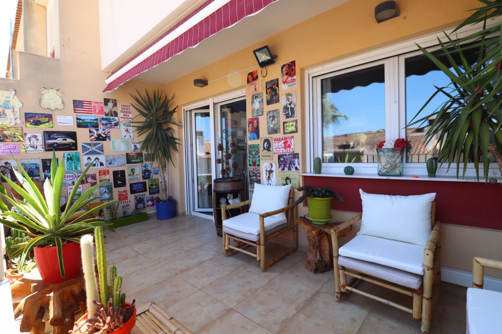 Casa adosada en esquina con 3 dormitorios, 2 baños, garaje y piscina comunitaria