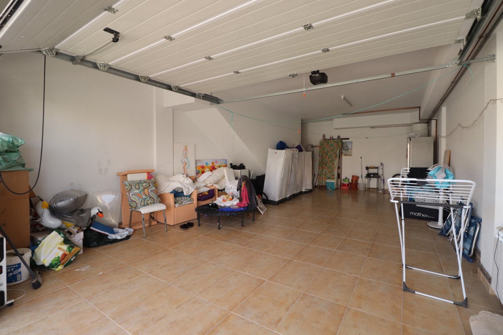 Casa adosada en esquina con 3 dormitorios, 2 baños, garaje y piscina comunitaria