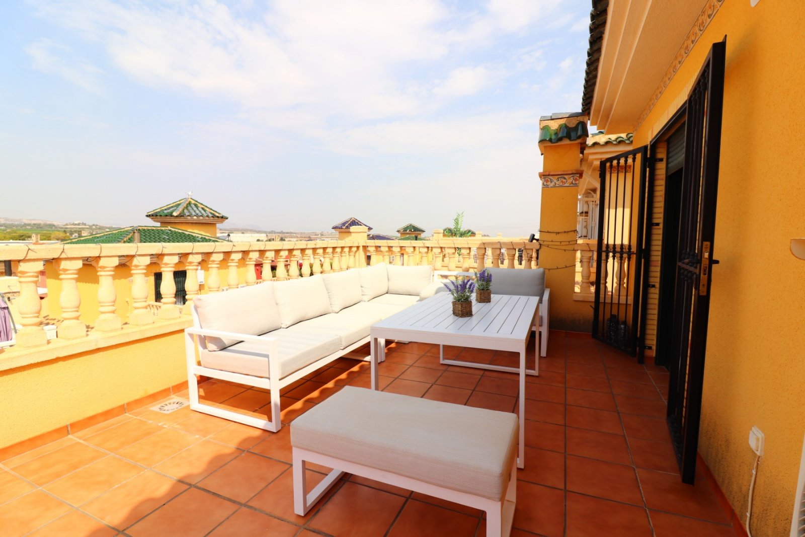 Villa con 5 dormitorios, 3 baños, solarium, plaza de aparcamiento y piscina privada