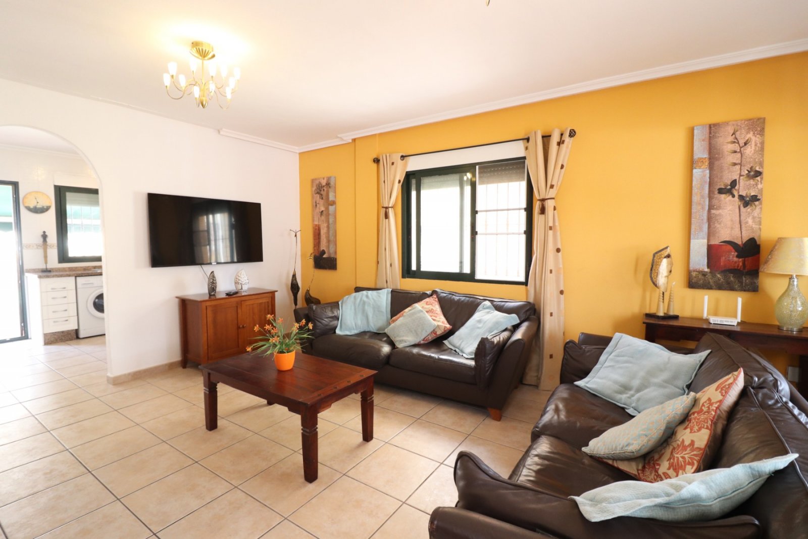 Villa con 5 dormitorios, 3 baños, solarium, plaza de aparcamiento y piscina privada