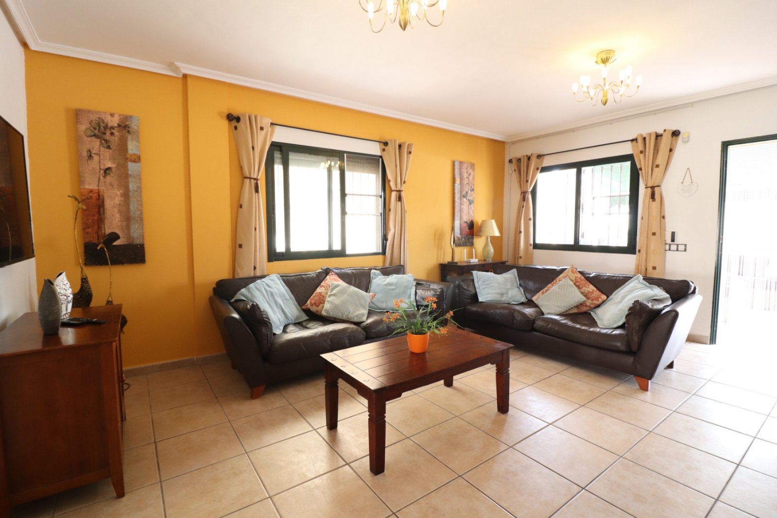 Villa con 5 dormitorios, 3 baños, solarium, plaza de aparcamiento y piscina privada