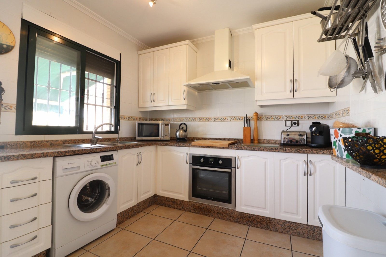 Villa con 5 dormitorios, 3 baños, solarium, plaza de aparcamiento y piscina privada