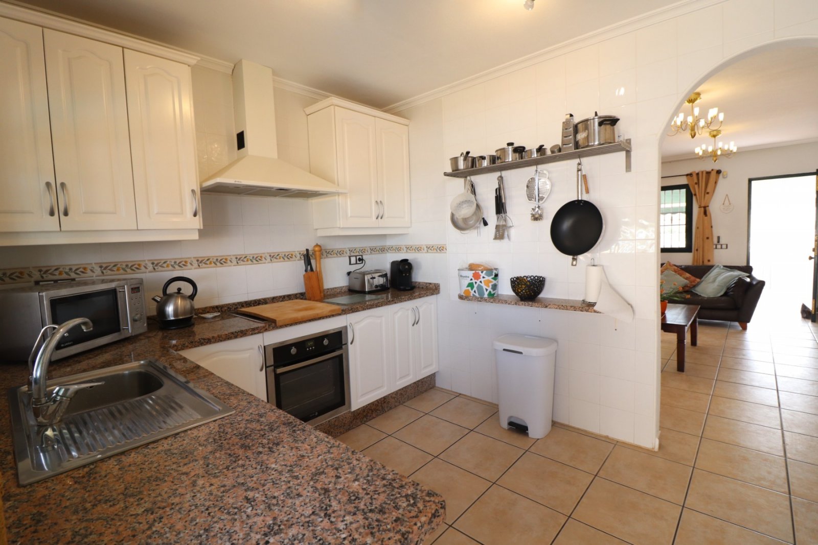 Villa con 5 dormitorios, 3 baños, solarium, plaza de aparcamiento y piscina privada