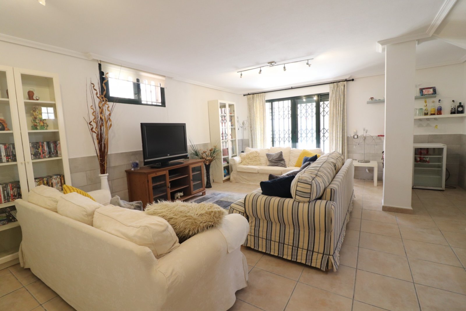 Villa con 5 dormitorios, 3 baños, solarium, plaza de aparcamiento y piscina privada