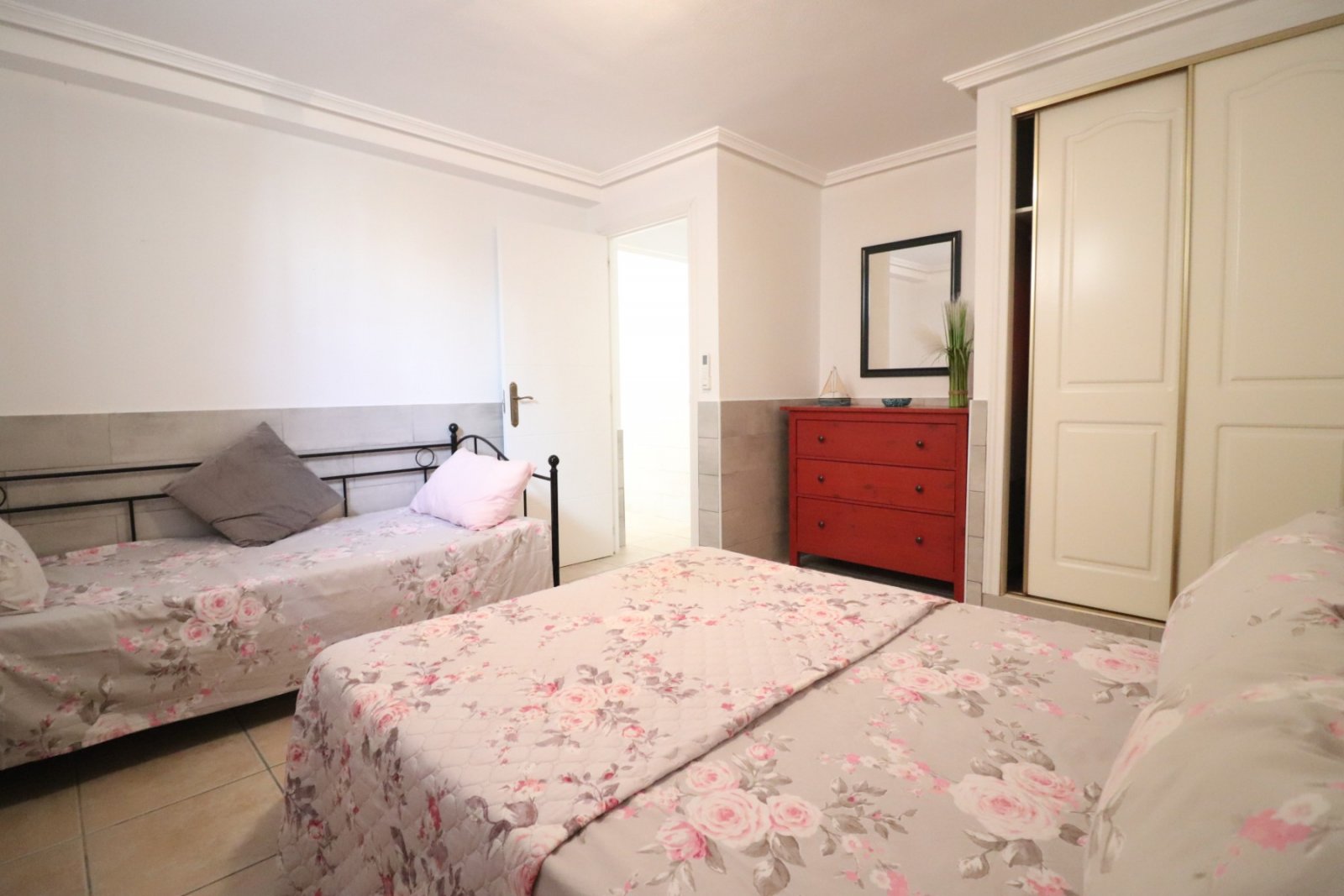 Villa con 5 dormitorios, 3 baños, solarium, plaza de aparcamiento y piscina privada