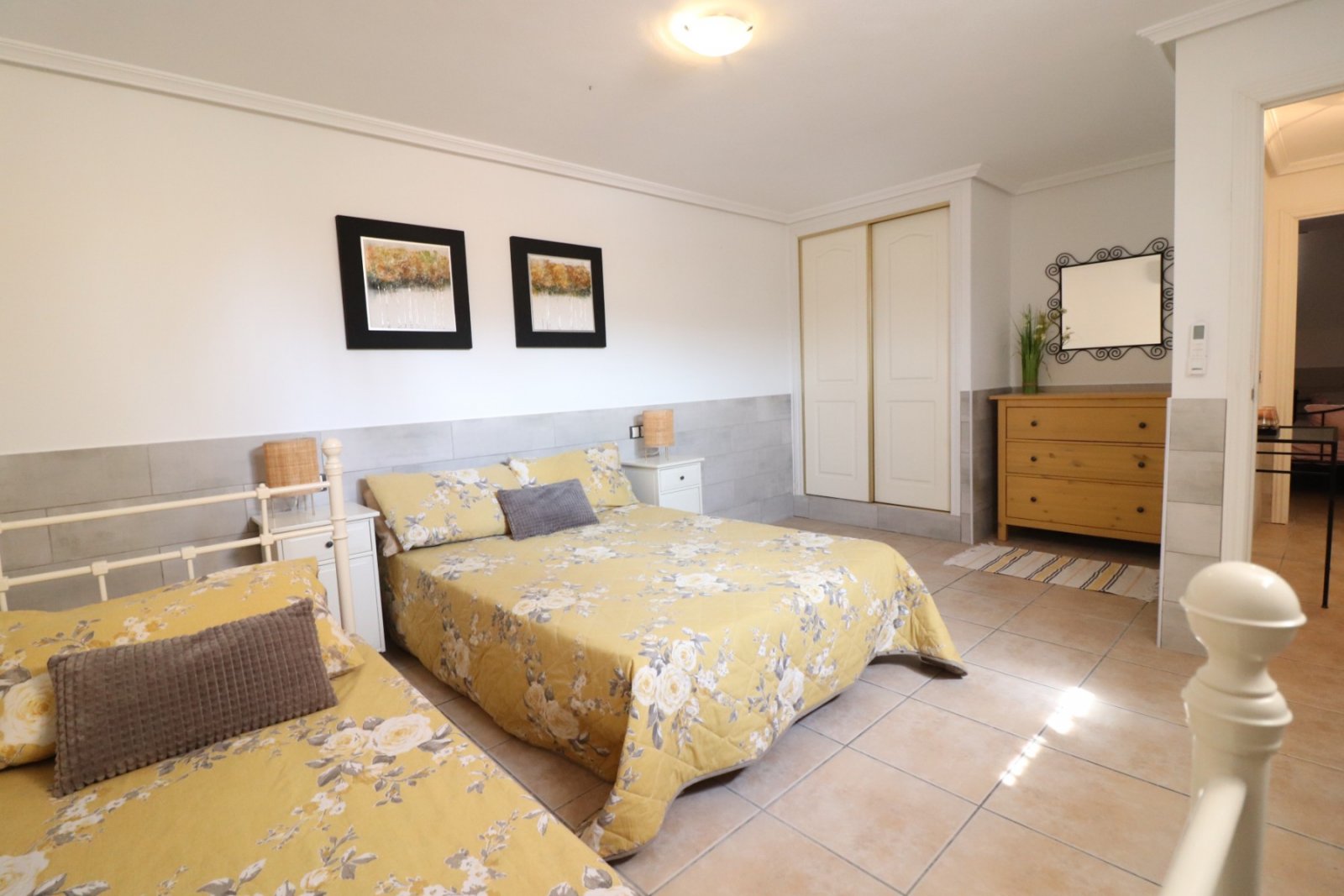 Villa con 5 dormitorios, 3 baños, solarium, plaza de aparcamiento y piscina privada