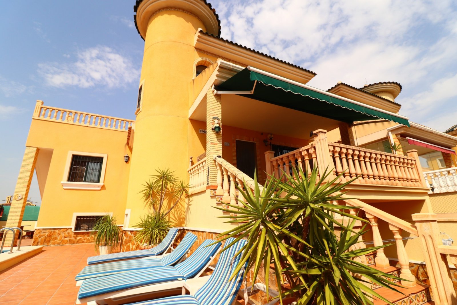 Villa con 5 dormitorios, 3 baños, solarium, plaza de aparcamiento y piscina privada