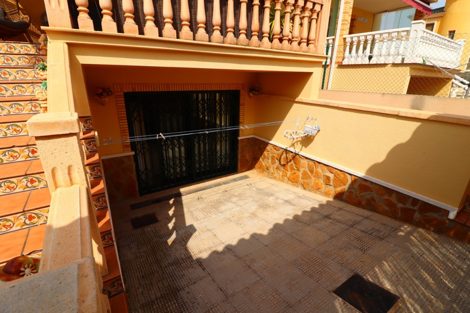 Villa con 5 dormitorios, 3 baños, solarium, plaza de aparcamiento y piscina privada