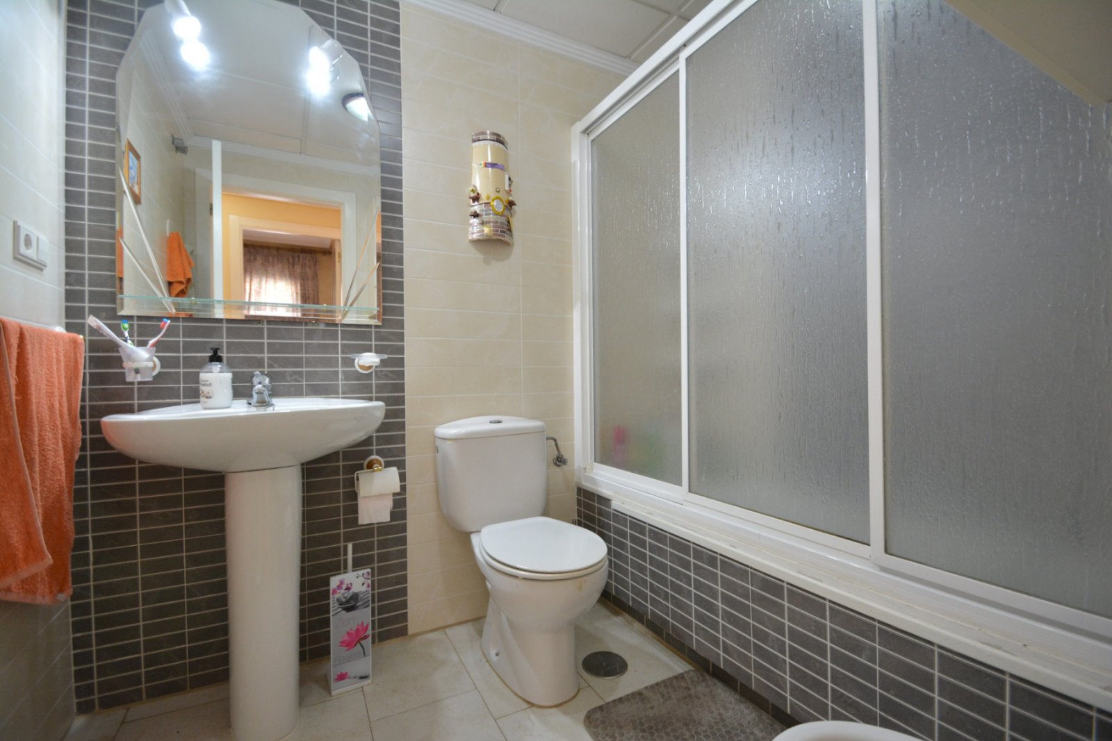 Apartamento con 2 dormitorios, 1 baño, plaza de aparcamiento y piscina comunitaria