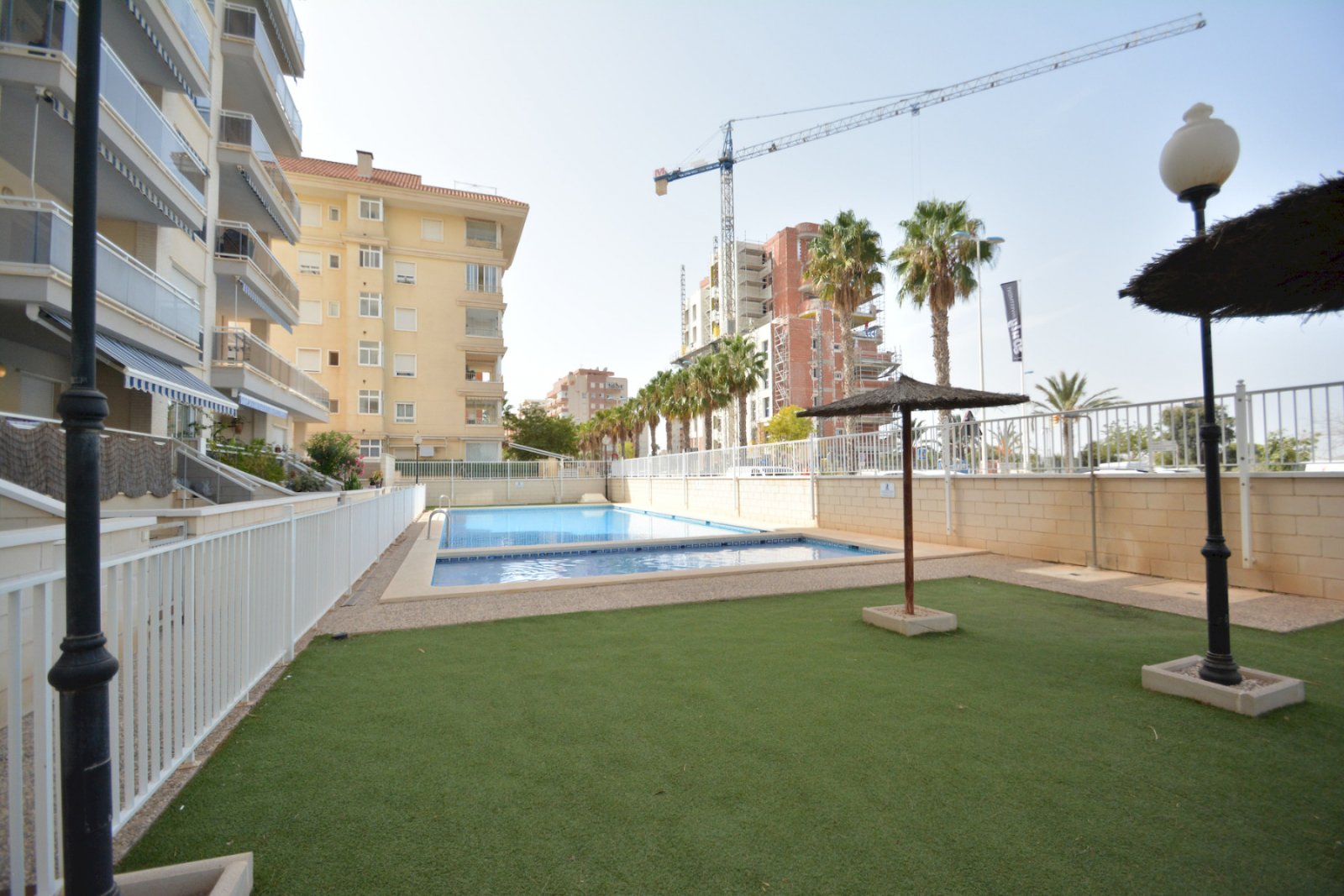 Apartamento con 2 dormitorios, 1 baño, plaza de aparcamiento y piscina comunitaria