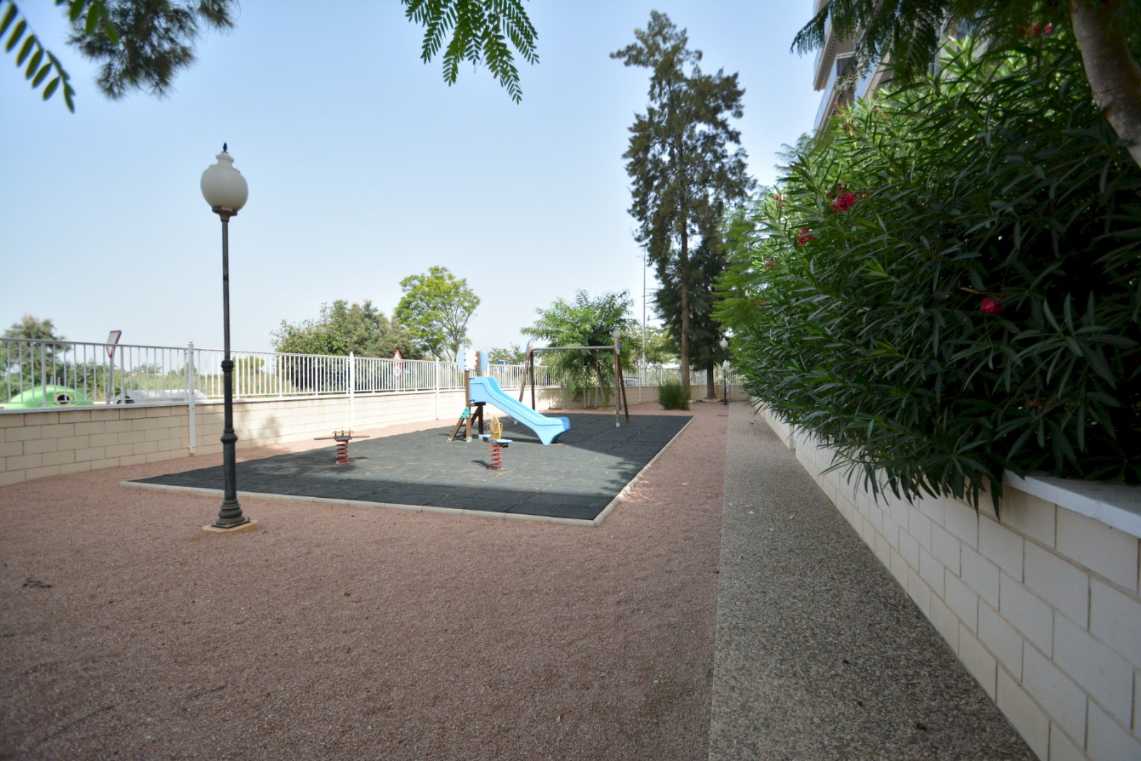 Apartamento con 2 dormitorios, 1 baño, plaza de aparcamiento y piscina comunitaria