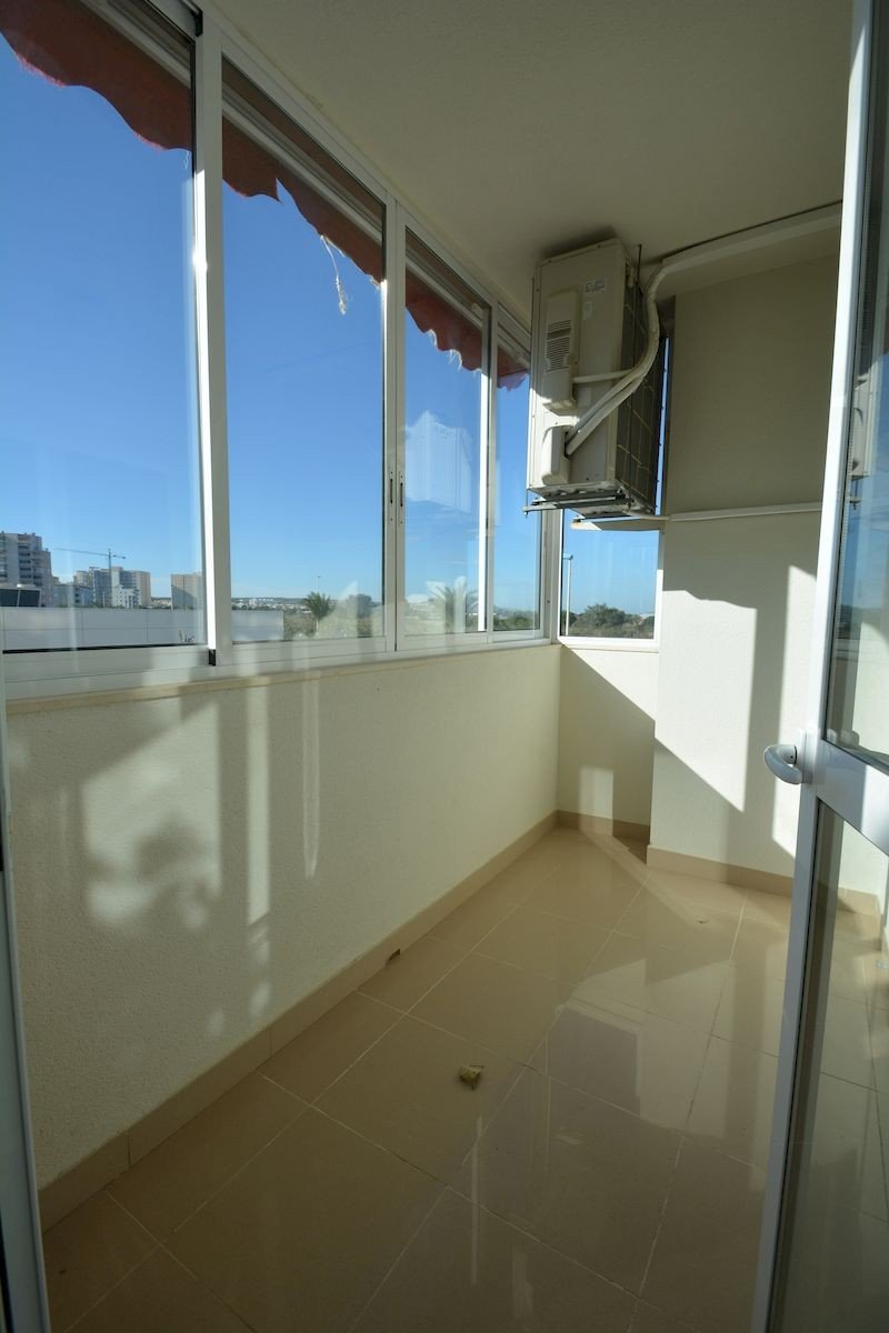 Apartamento con 3 dormitorios, 2 baños, piscina comunitaria y plaza de garaje subterráneo