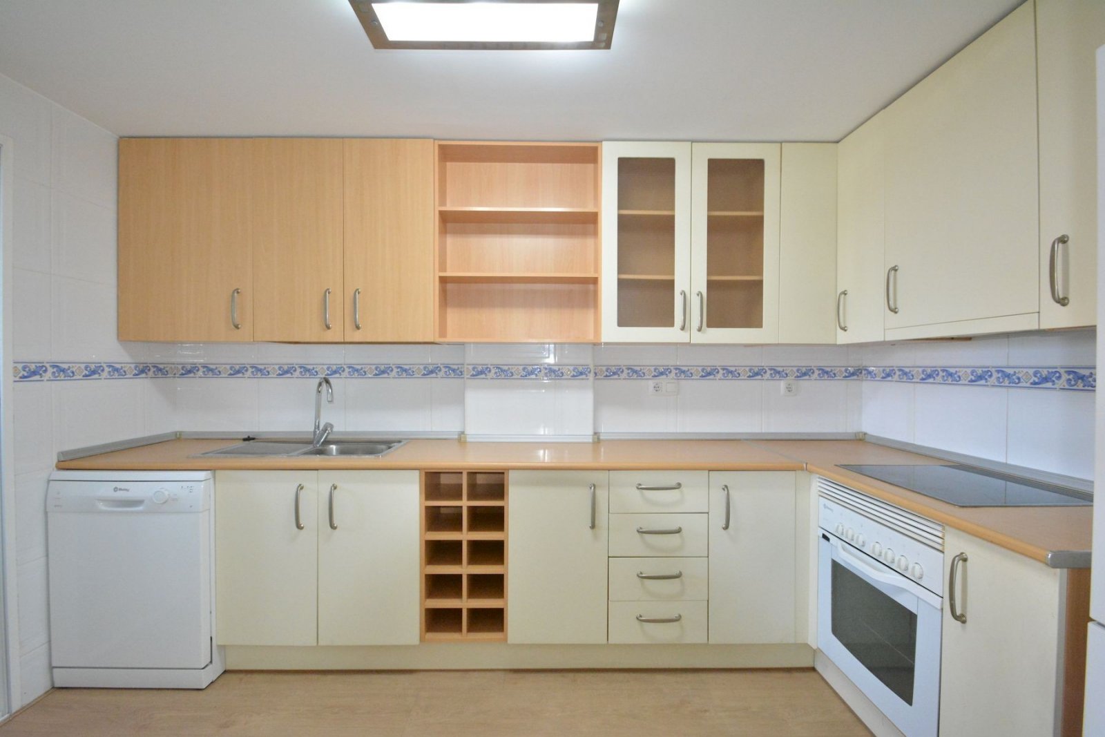 Apartamento con 3 dormitorios, 2 baños, piscina comunitaria y plaza de garaje subterráneo