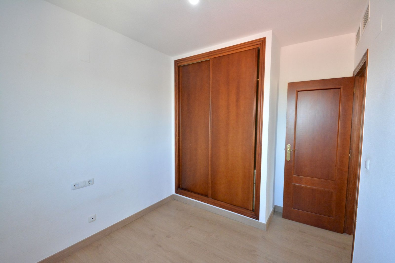 Apartamento con 3 dormitorios, 2 baños, piscina comunitaria y plaza de garaje subterráneo