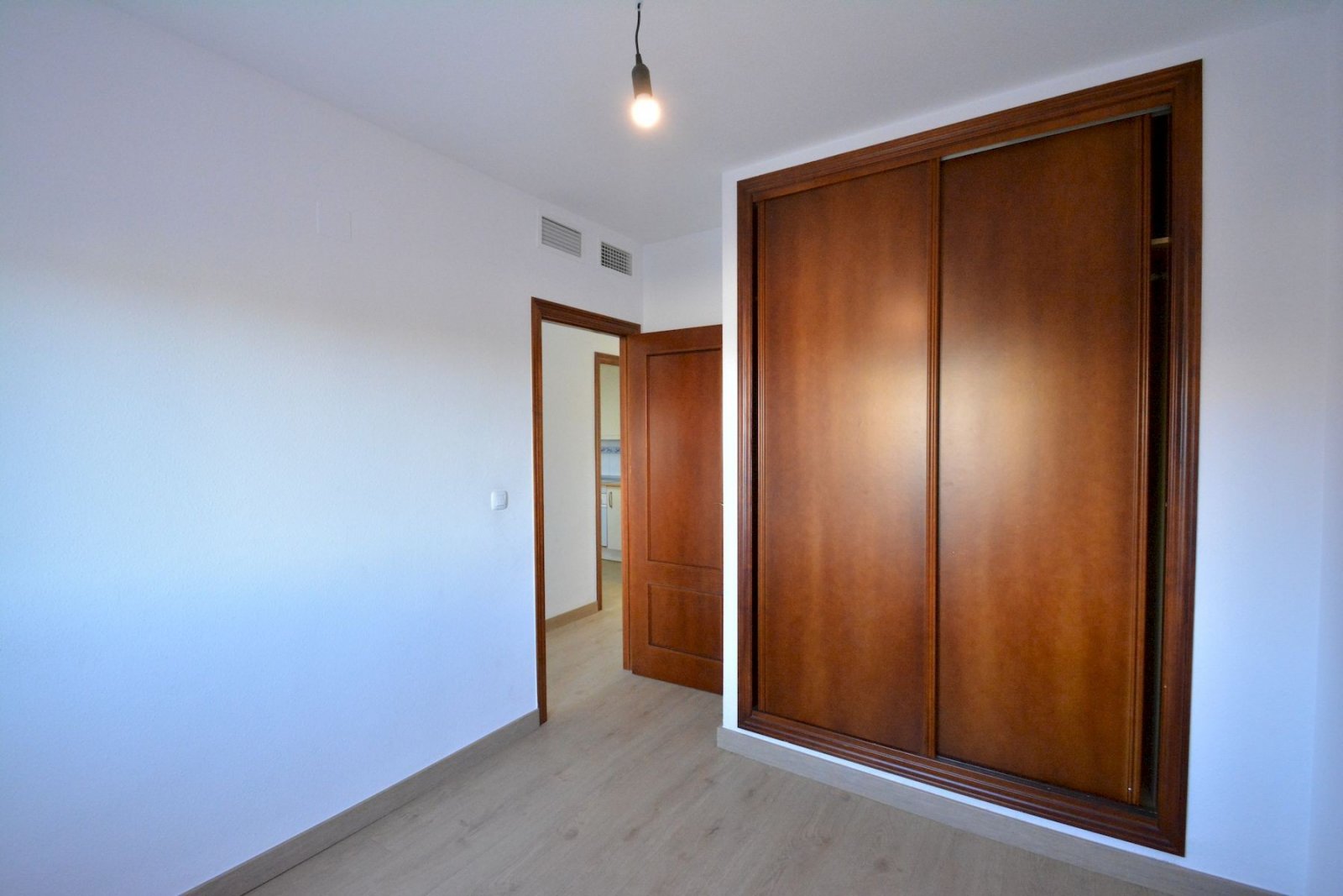 Apartamento con 3 dormitorios, 2 baños, piscina comunitaria y plaza de garaje subterráneo