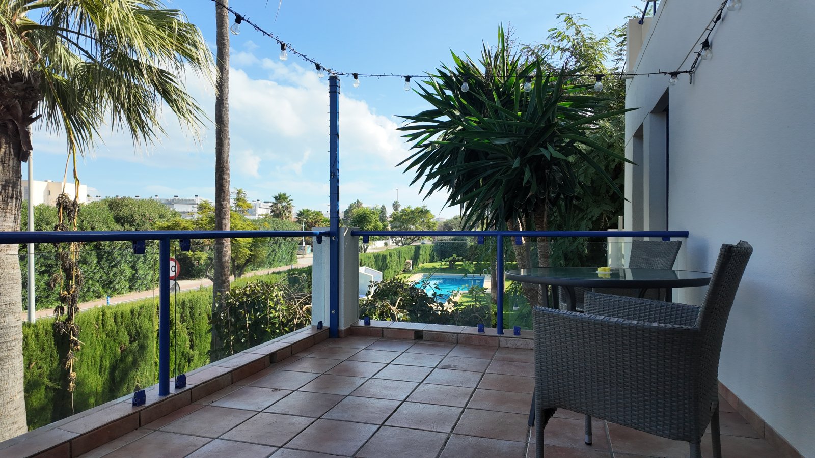 Exclusivo apartamento de 2 dormitorios y 2 baños en una preciosa urbanización a solo 200 metros de la playa