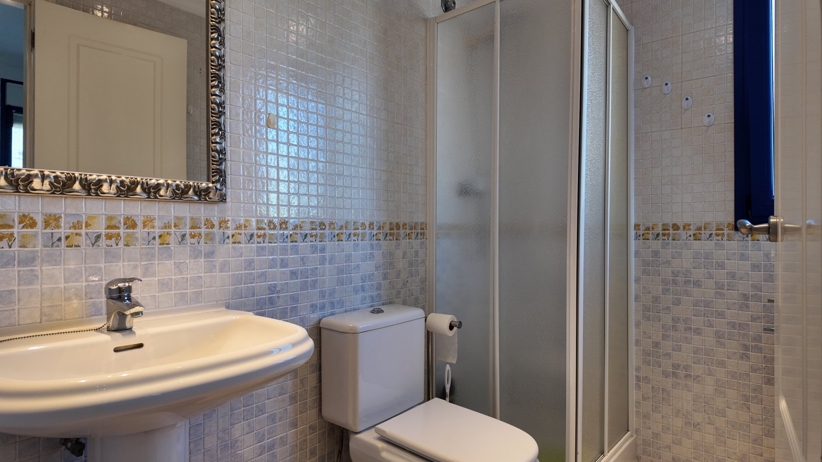 Exclusivo apartamento de 2 dormitorios y 2 baños en una preciosa urbanización a solo 200 metros de la playa