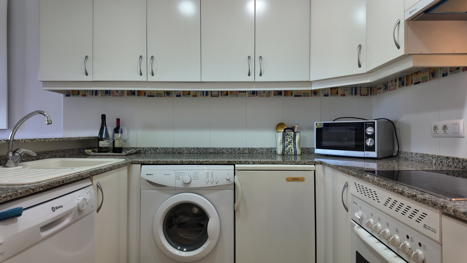 Exclusivo apartamento de 2 dormitorios y 2 baños en una preciosa urbanización a solo 200 metros de la playa