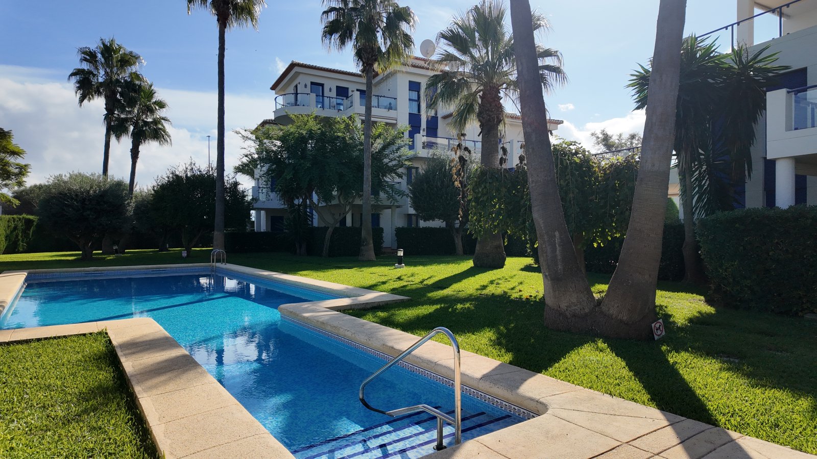 Exclusivo apartamento de 2 dormitorios y 2 baños en una preciosa urbanización a solo 200 metros de la playa