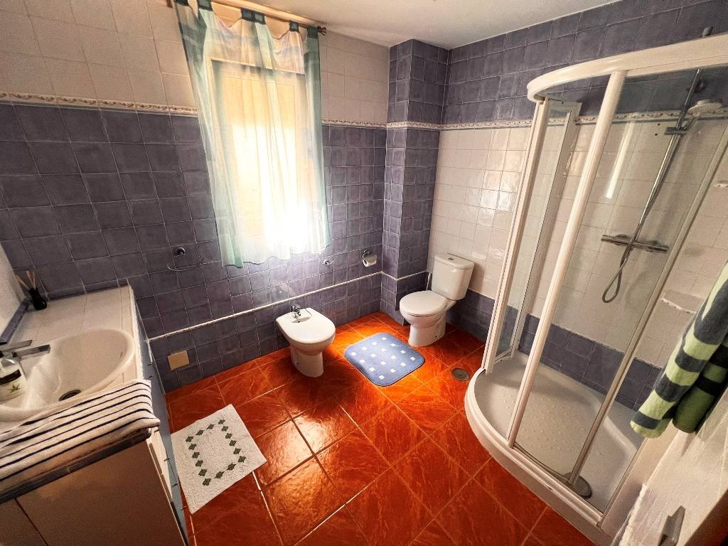 Villa con 6 dormitorios, 5 baños y piscina privada a sólo 5 minutos del centro de la ciudad