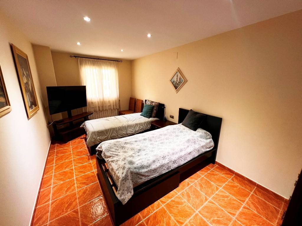 Villa con 6 dormitorios, 5 baños y piscina privada a sólo 5 minutos del centro de la ciudad
