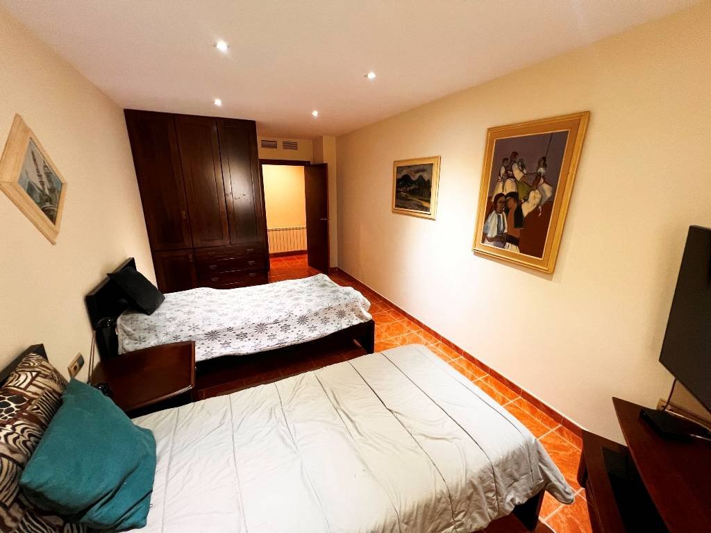 Villa con 6 dormitorios, 5 baños y piscina privada a sólo 5 minutos del centro de la ciudad