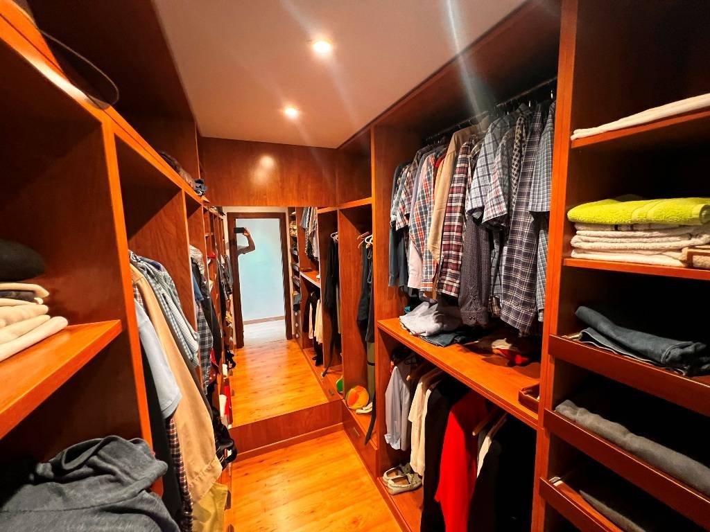 Villa con 6 dormitorios, 5 baños y piscina privada a sólo 5 minutos del centro de la ciudad