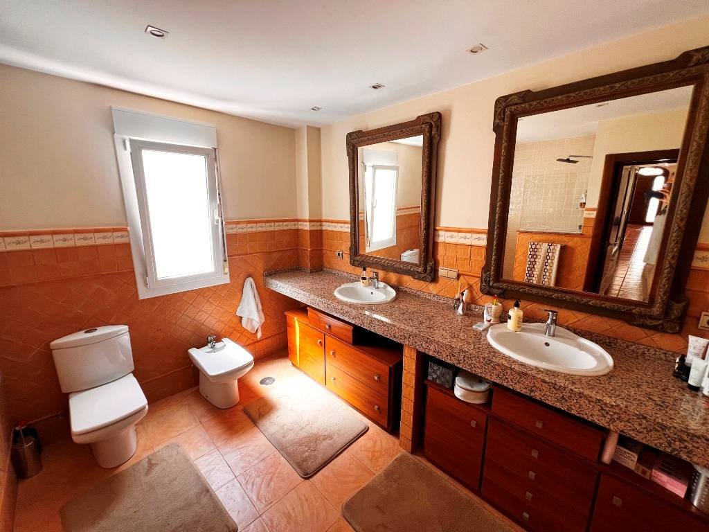 Villa con 6 dormitorios, 5 baños y piscina privada a sólo 5 minutos del centro de la ciudad