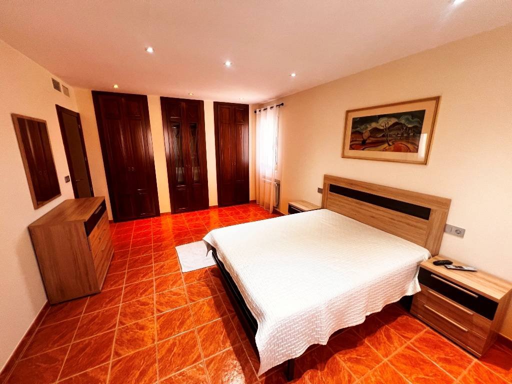 Villa con 6 dormitorios, 5 baños y piscina privada a sólo 5 minutos del centro de la ciudad