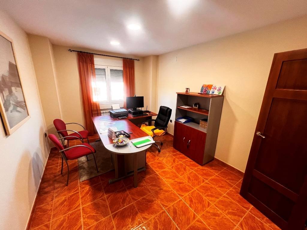 Villa con 6 dormitorios, 5 baños y piscina privada a sólo 5 minutos del centro de la ciudad