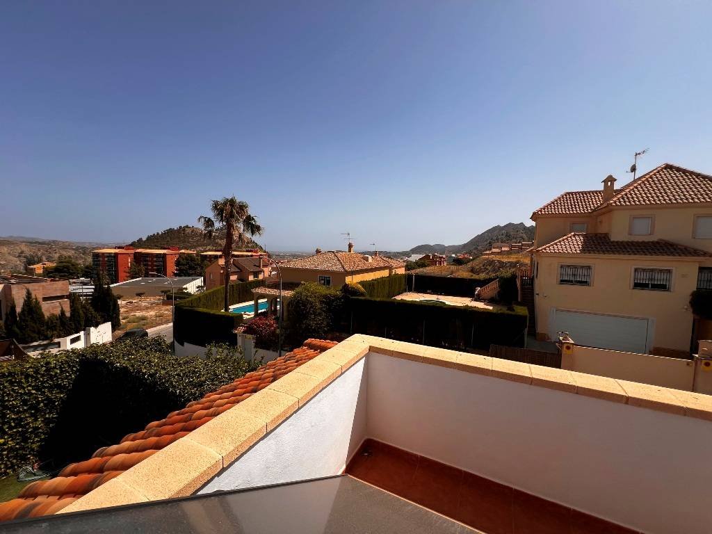 Villa con 6 dormitorios, 5 baños y piscina privada a sólo 5 minutos del centro de la ciudad