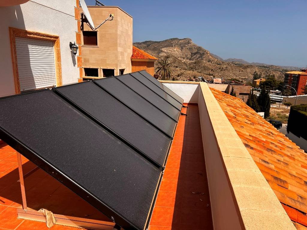 Villa con 6 dormitorios, 5 baños y piscina privada a sólo 5 minutos del centro de la ciudad