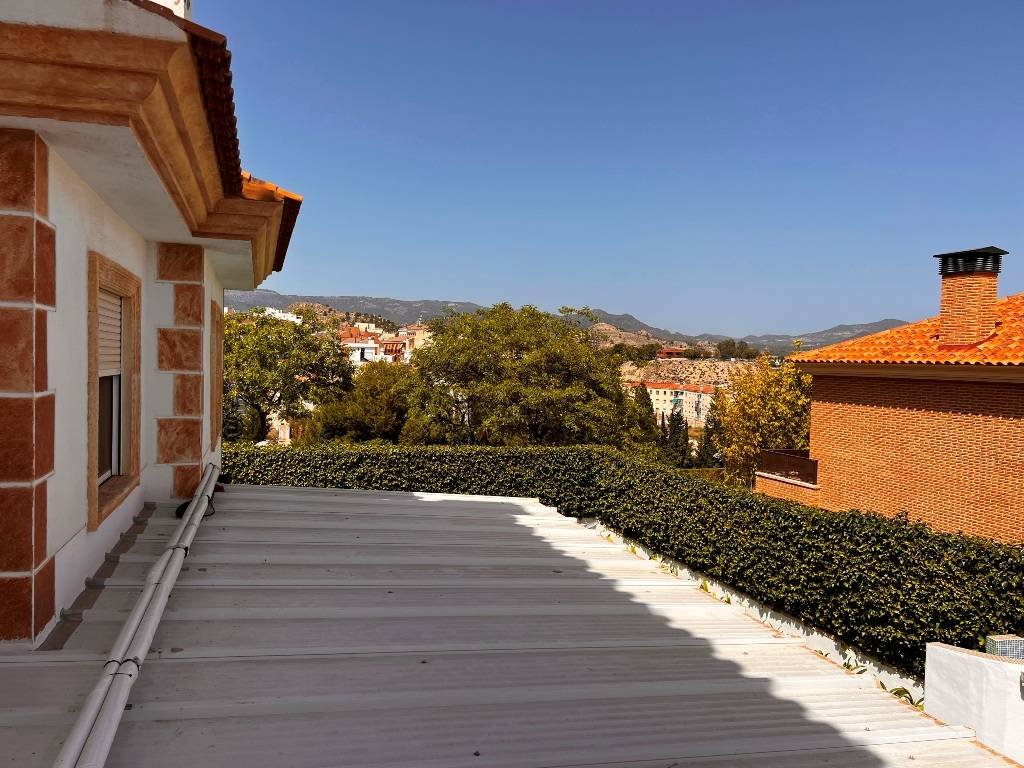 Villa con 6 dormitorios, 5 baños y piscina privada a sólo 5 minutos del centro de la ciudad