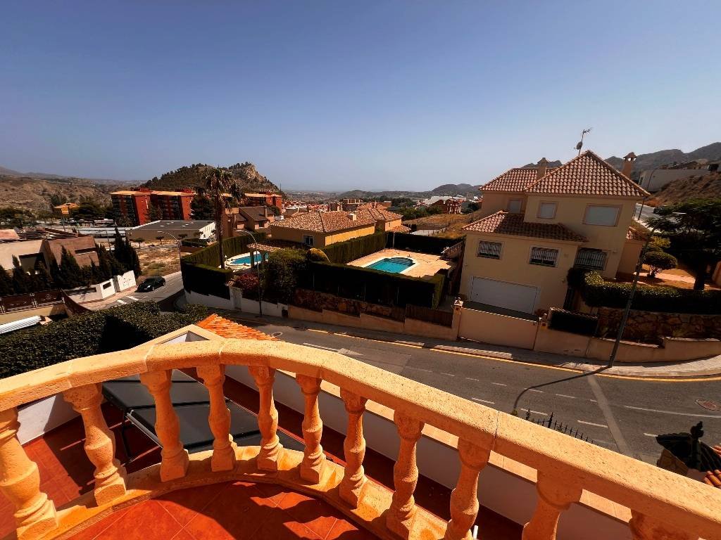 Villa con 6 dormitorios, 5 baños y piscina privada a sólo 5 minutos del centro de la ciudad